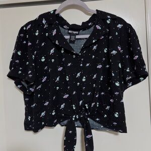 Hot Topic Cropped alien Button Down Shirt - 2X
